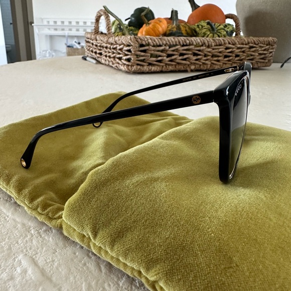 Gucci Sunglasses with Chain never been worn! - Picture 7 of 10